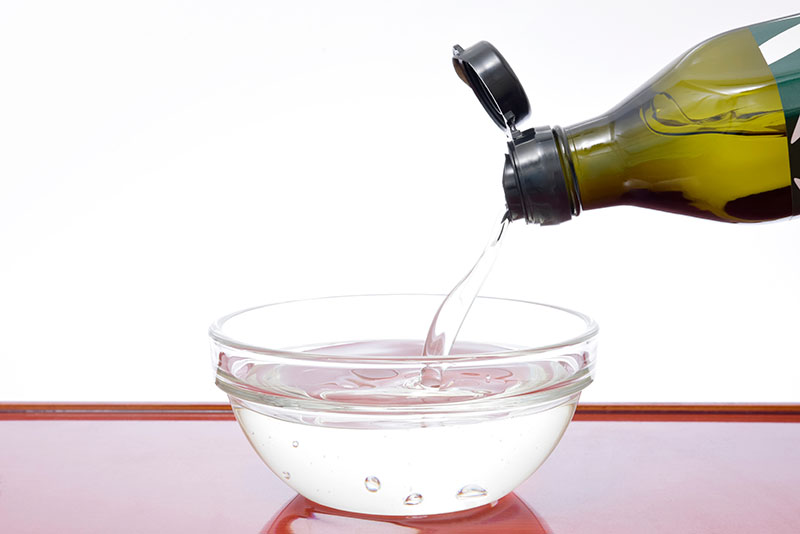 mct olja som rinner ner i skål
